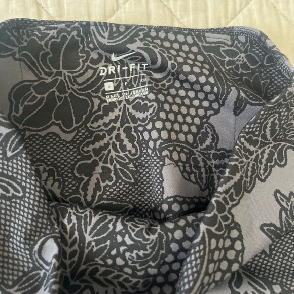 NIKE DRI FIT TATTOO FLORAL LEGGINGS GREY FLOWERS - Picture 2 of 3
